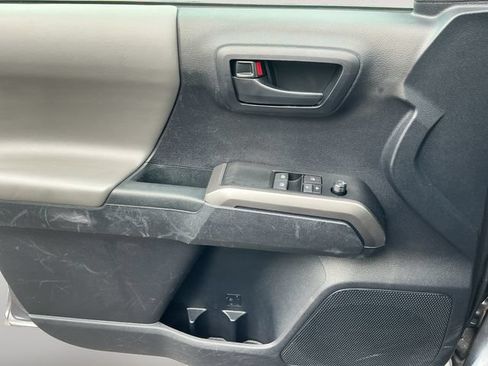 Used 2020 Toyota Tacoma SR5 AWD/4WD image 11