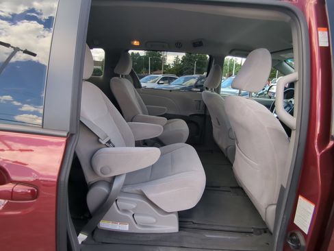 Used 2017 Toyota Sienna LE AWD/4WD image 13