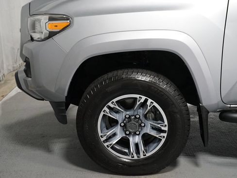 Used 2018 Toyota Tacoma SR5 AWD/4WD image 5