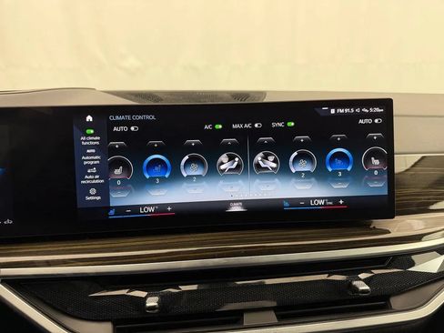 Used 2023 BMW X7 xDrive40i w/ Premium Package AWD/4WD image 44