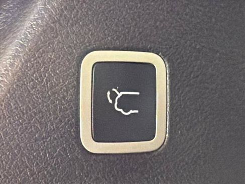 Used 2019 Chrysler Pacifica Touring-L FWD image 17