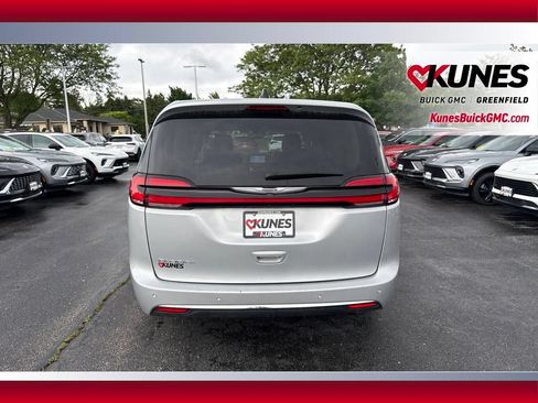 Used 2024 Chrysler Pacifica Touring-L FWD image 9