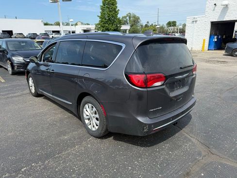 Used 2018 Chrysler Pacifica Touring-L FWD image 2