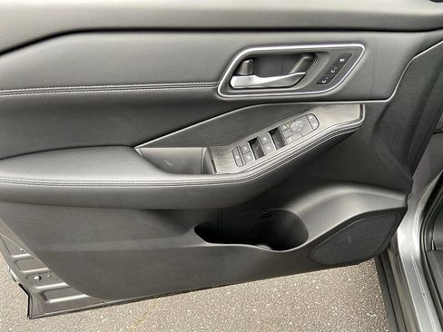 New 2026 Nissan Rogue Platinum image 9