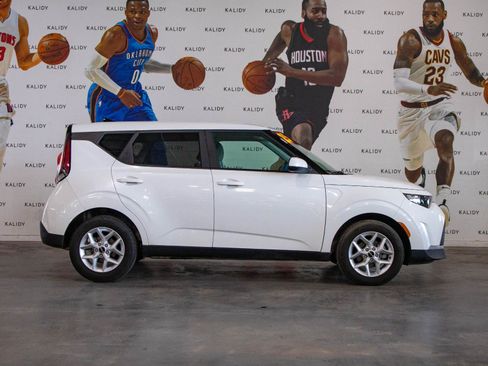 Used 2025 Kia Soul LX w/ LX Technology Package FWD image 17