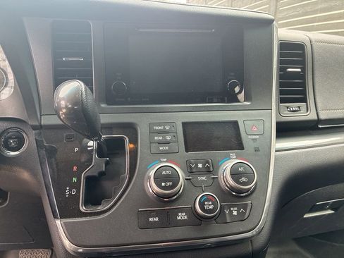 Used 2017 Toyota Sienna SE w/ SE Preferred Package image 19