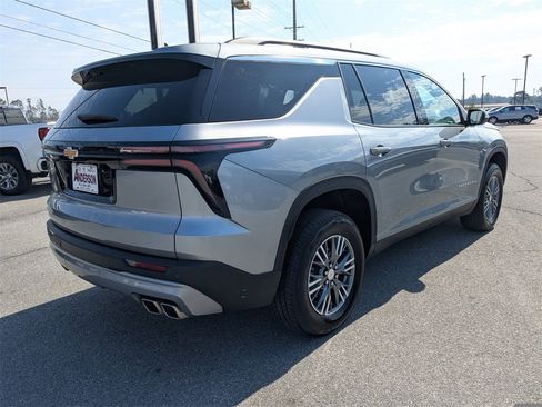Used 2025 Chevrolet Traverse LT image 4