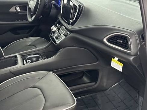 New 2027 Chrysler Pacifica Limited AWD/4WD image 22