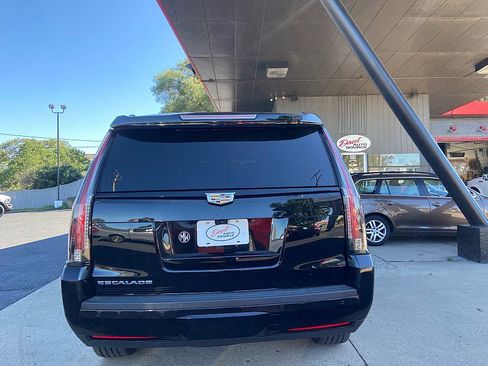 Used 2020 Cadillac Escalade Luxury w/ Escalade Sport Edition AWD/4WD image 5