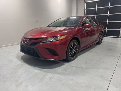 Used 2018 Toyota Camry SE FWD image 2