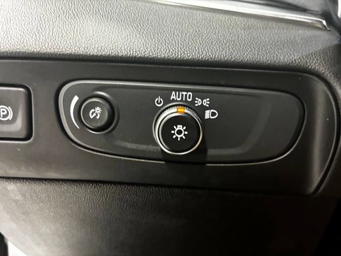 Used 2019 Buick Enclave Essence FWD image 21