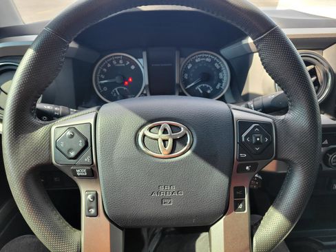Used 2020 Toyota Tacoma SR5 AWD/4WD image 17