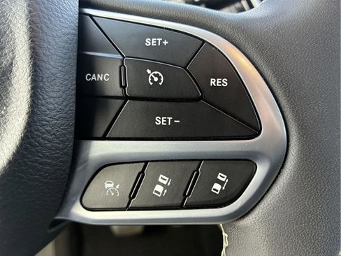 Used 2023 Chrysler Pacifica Touring-L FWD image 21