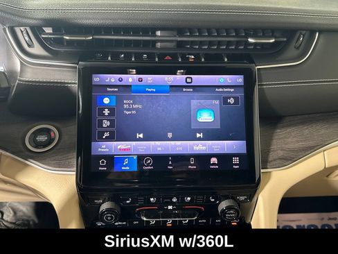 Used 2022 Jeep Grand Cherokee Limited w/ Luxury Tech Group II AWD/4WD image 16
