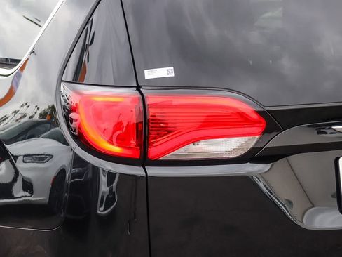Used 2017 Chrysler Pacifica Limited FWD image 7