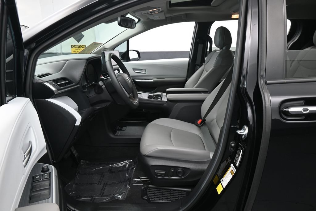 Used 2025 Toyota Sienna XLE w/ XLE Plus Package FWD image 11