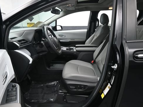 Used 2025 Toyota Sienna XLE w/ XLE Plus Package FWD image 11