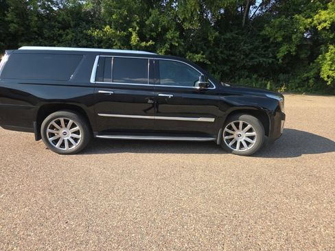 Used 2019 Cadillac Escalade ESV Luxury AWD/4WD image 26