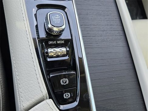 Used 2020 Volvo XC90 T6 Momentum image 24