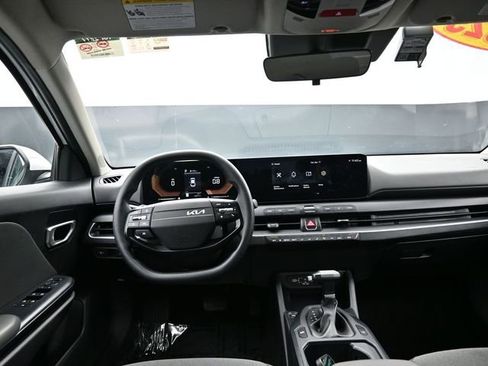 Used 2025 Kia K4 LXS image 32