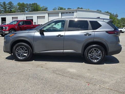 Used 2024 Nissan Rogue S AWD/4WD image 2