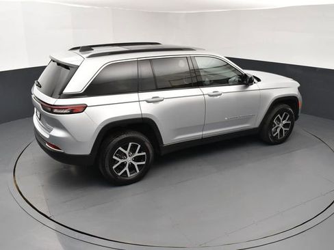 Used 2024 Jeep Grand Cherokee Limited w/ Luxury Tech Group II image 18