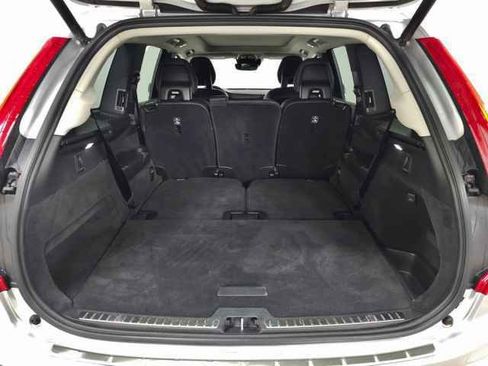Used 2020 Volvo XC90 T6 Momentum w/ Protection Package Premier image 8
