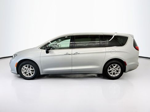 Used 2024 Chrysler Pacifica Touring-L FWD image 4