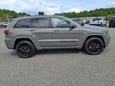 Used 2022 Jeep Grand Cherokee Laredo X AWD/4WD image 8