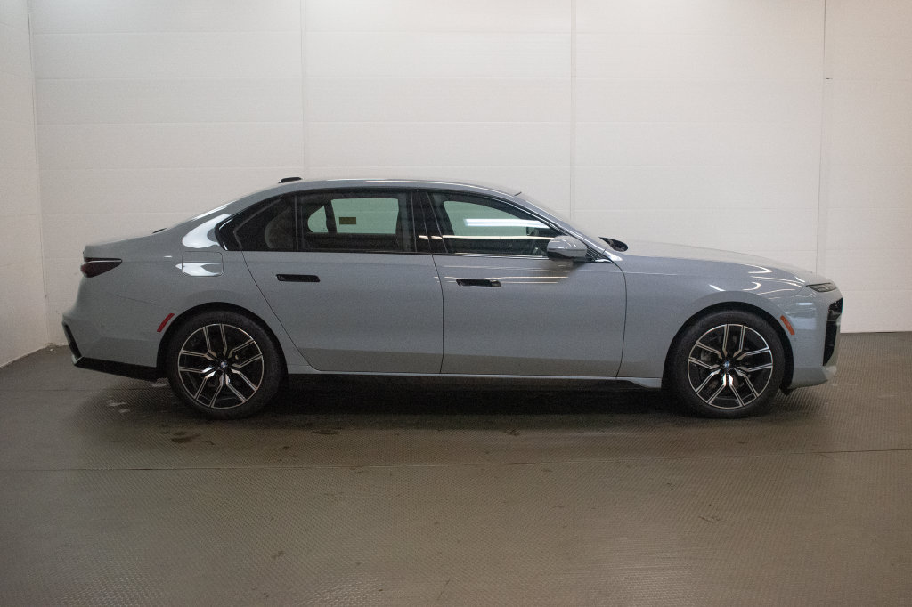 Used 2025 BMW 740i xDrive w/ Premium Package AWD/4WD image 3