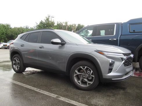 Used 2025 Chevrolet Trax LT w/ Sunroof Package FWD image 1