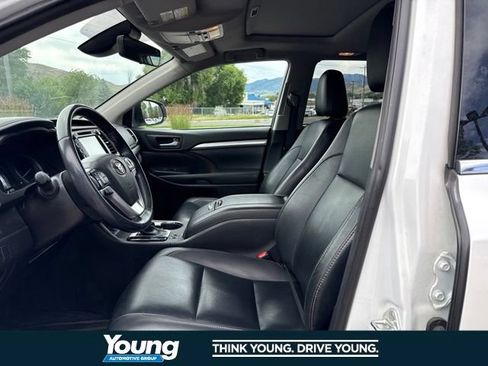 Used 2019 Toyota Highlander XLE AWD/4WD image 18