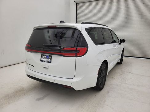 Used 2024 Chrysler Pacifica Touring-L w/ S Appearance Package image 18