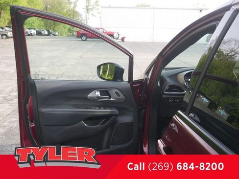 Used 2023 Chrysler Pacifica Limited w/ Uconnect Theater Family Group FWD image 21