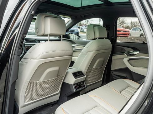 Used 2024 Audi Q8 e-tron Prestige image 33