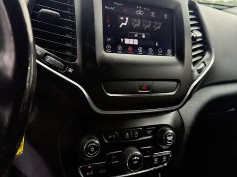 Used 2020 Jeep Cherokee Latitude w/ Cold Weather Group AWD/4WD image 13