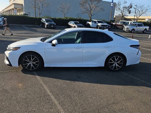 Used 2021 Toyota Camry SE image 4