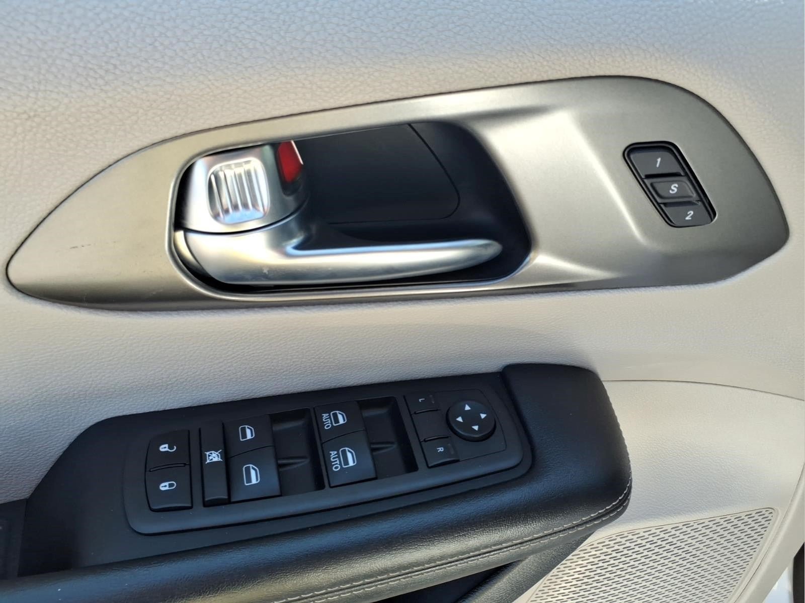 Used 2023 Chrysler Pacifica Touring-L FWD image 13