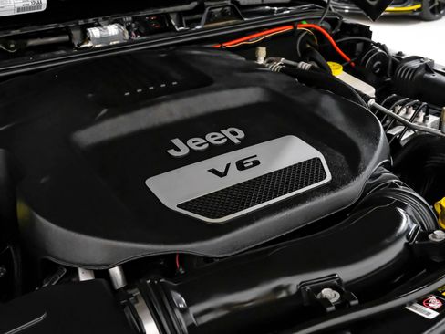 Used 2015 Jeep Wrangler Unlimited Sahara w/ Connectivity Group image 54