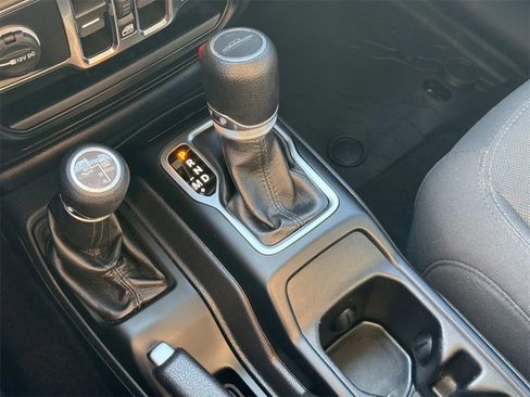 Used 2022 Jeep Gladiator Sport image 28