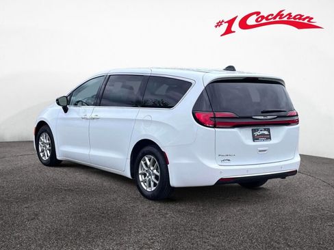 Used 2024 Chrysler Pacifica Touring-L FWD image 9