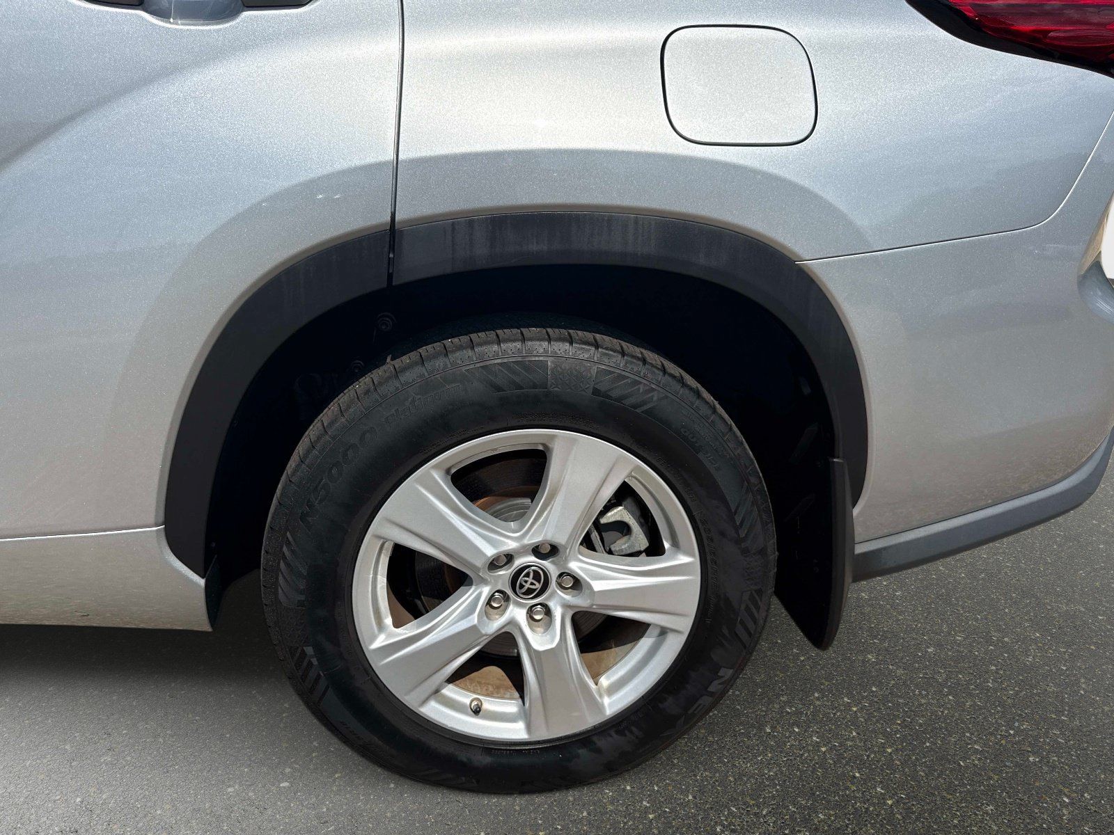 Used 2023 Toyota Highlander LE AWD/4WD image 10
