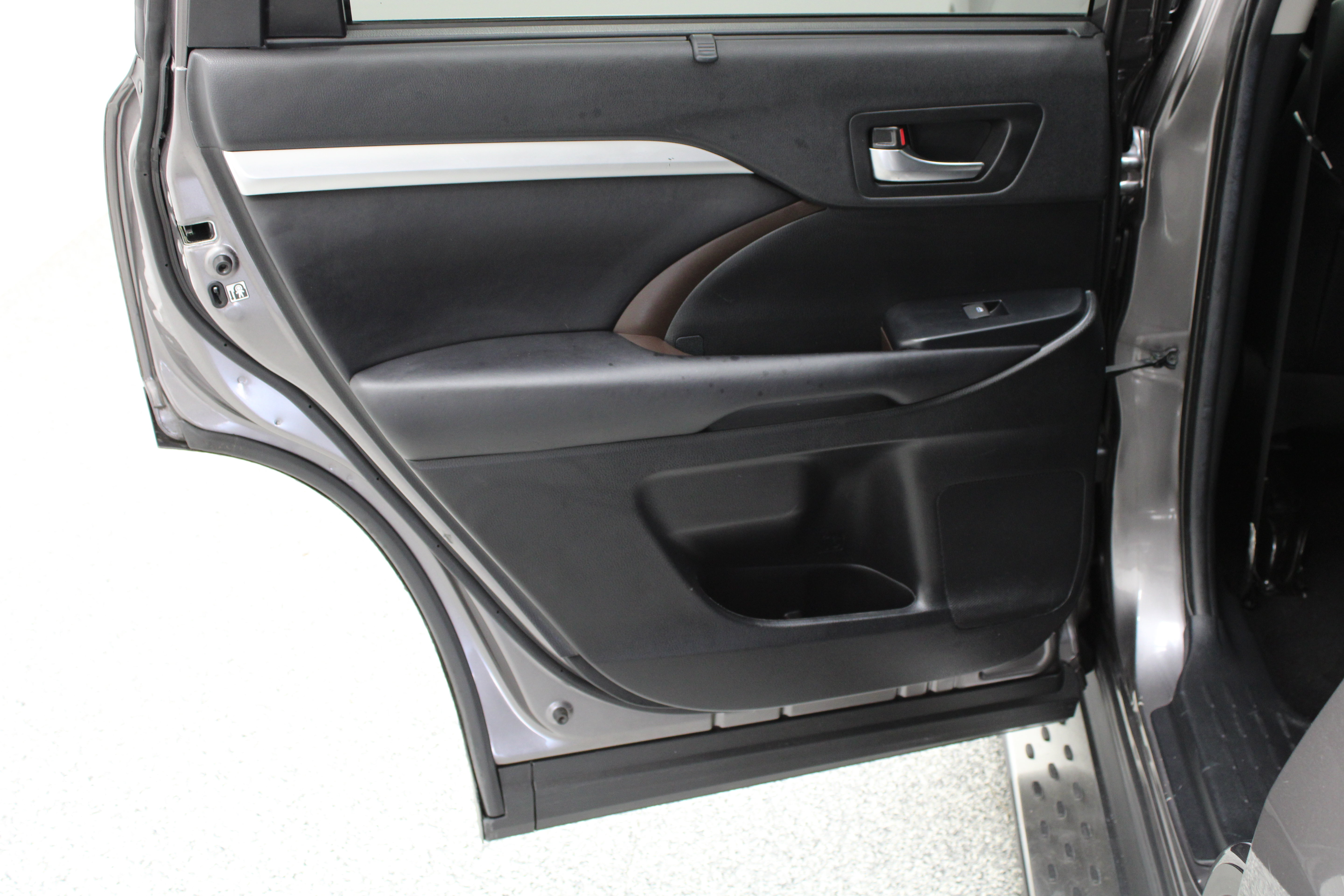 Used 2019 Toyota Highlander XLE FWD image 29