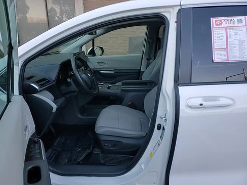 Used 2022 Toyota Sienna LE image 11