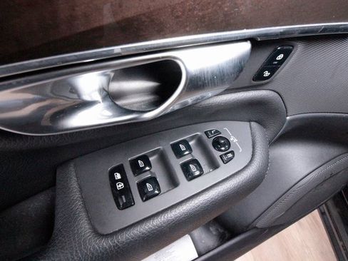 Used 2018 Volvo XC90 T6 Momentum w/ Convenience Package image 11