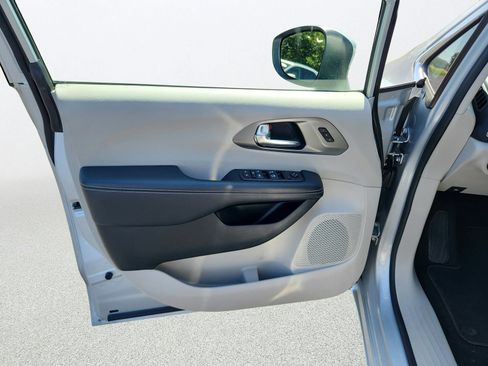 Used 2023 Chrysler Pacifica Touring-L FWD image 22