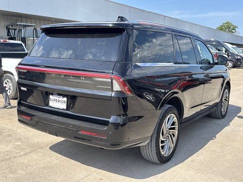 Used 2025 Lincoln Navigator Reserve AWD/4WD image 3