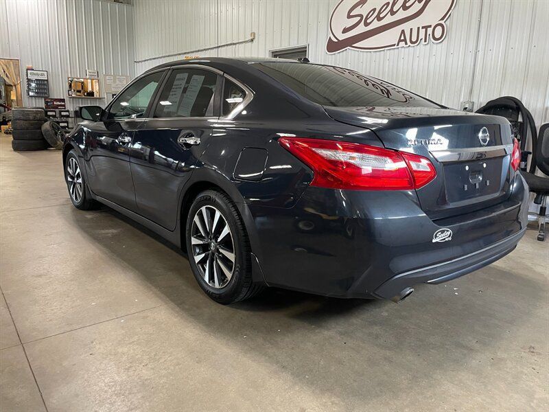 Used 2016 Nissan Altima 2.5 SV FWD image 5