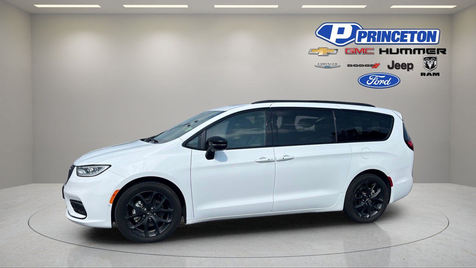Used 2024 Chrysler Pacifica Limited w/ Uconnect Theater Family Group FWD image 4