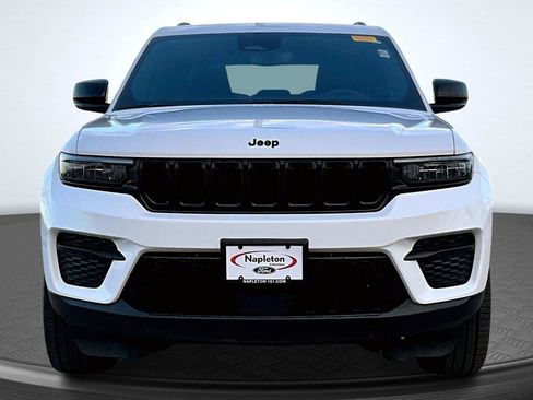 Used 2023 Jeep Grand Cherokee Altitude image 3